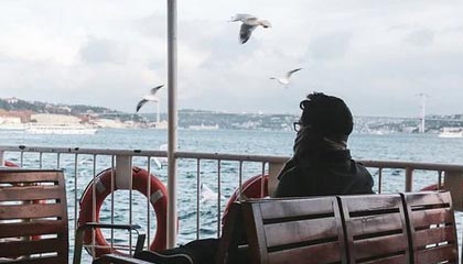 人人影视像校准：先校截图有没有缺语境，再把轴线起点终点读全（读完更清醒）